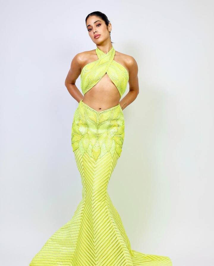 नायिका दरवर्षीप्रमाणे याही वर्षी बॉलीवूड अभिनेत्री अवॉर्ड नाईटच्या रेड कार्पेटवर आपल्या सौंदर्य पसरवताना दिसल्या. फेमिना ब्युटी अवॉर्ड सोहळा मुंबईत आयोजित करण्यात आला होता. (फोटो सौजन्य :janhvikapoor/इंस्टाग्राम)