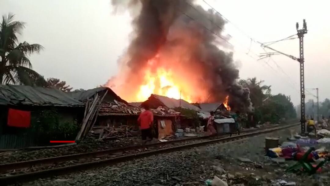 Habra Fire: হাবড়ায় রেললাইনের পাশের ঝুপড়িতে ভয়াবহ অগ্নিকাণ্ড, ঘটনাস্থলে দমকলে ৩ ইঞ্জিন terrible fire in the bastee area next to the railway line in Habra, 3 fire engines are on the spot Habra Fire: হাবড়ায় রেললাইনের পাশের ঝুপড়িতে ভয়াবহ অগ্নিকাণ্ড, ঘটনাস্থলে দমকলে ৩ ইঞ্জিন