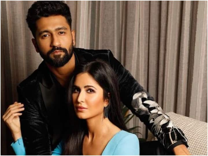 Katrina Kaif Vicky Kaushal seen immersed in love at Nykaa Femina Awards event also hugged each other video viral Nykaa Awards इवेंट में प्यार में डूबे नजर आए कैटरीना कैफ- विक्की कौशल, एक दूसरे को गले भी लगाया