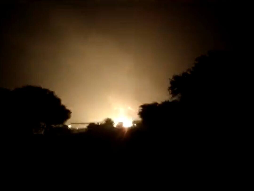 Truck Carrying LPG Cylinders Catches Fire In Bihar's Bhagalpur, Driver Dies Truck Carrying LPG Cylinders Catches Fire In Bihar's Bhagalpur, Driver Dies