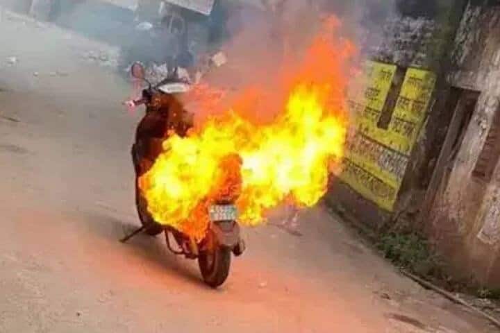 কিছু টু-হুইলার চালক তাদের প্রয়োজন অনুসারে তৃতীয় পক্ষের বিমা না 'স্ট্যান্ড অ্য়ালন' বিমা নেবে তা নিয়ে চিন্তিত থাকেন। জেনে নিন, দুই চাকার ক্ষেত্রে ঠিক কী বিমা নেওয়া উচিত।