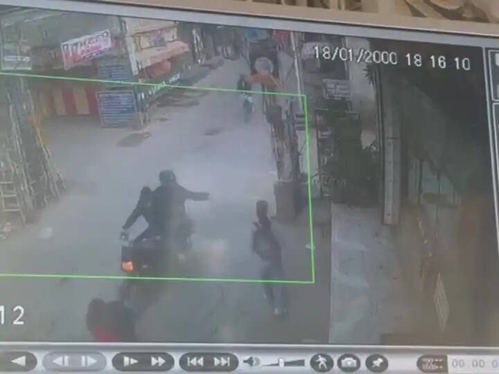 Delhi Acid Attack Case: एसिड अटैक मामले में 3 गिरफ्तार, छात्रा का दर्द कम करने के लिए दुकानदार ने डाला दूध Delhi Acid Attack Case: three accused apprehended by police Says DCP Dwarka Delhi Acid Attack Case: एसिड अटैक मामले में 3 गिरफ्तार, छात्रा का दर्द कम करने के लिए दुकानदार ने डाला दूध