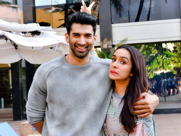 'आशिकी 2' के दौरान श्रद्धा कपूर और आदित्य रॉय कपूर के अफेयर ने खूब चर्चा बटोरी. इसके कुछ समय बाद दोनों अलग हो गए. फिर बाद में उन्हें फिल्म 'ओके जानू' में साथ देखा गया.