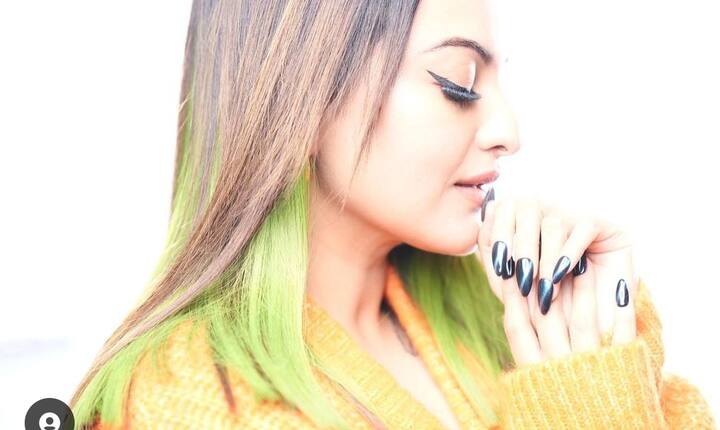 ब्लैक कलर के नेल आर्ट बहुत अट्रैक्टिव लुक देते हैं. जिस तरह इस तस्वीर में सोनाक्षी सिन्हा ने ब्लैक कलर की नेल पेंट लगाई हुई हैं. यह बहुत ही स्टाइलिश लग रही हैं