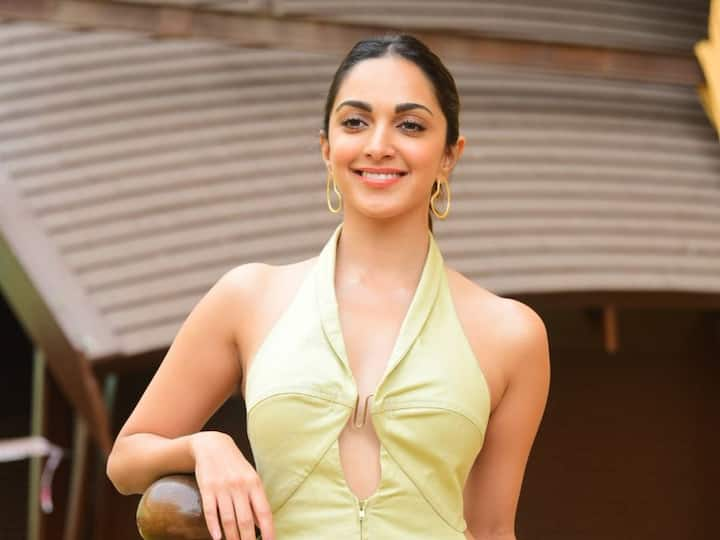 Kiara Advani Pictures: কমেডি ঘরানার ছবি 'গোবিন্দা নাম মেরা'য় মূল ভূমিকায় দেখা যাবে ভিকি কৌশল, কিয়ারা আডবাণী ও ভূমি পেডনেকরকে। নাম চরিত্রে ভিকি। তাঁর প্রেমিকা কিয়ারা ও স্ত্রী ভূমি।