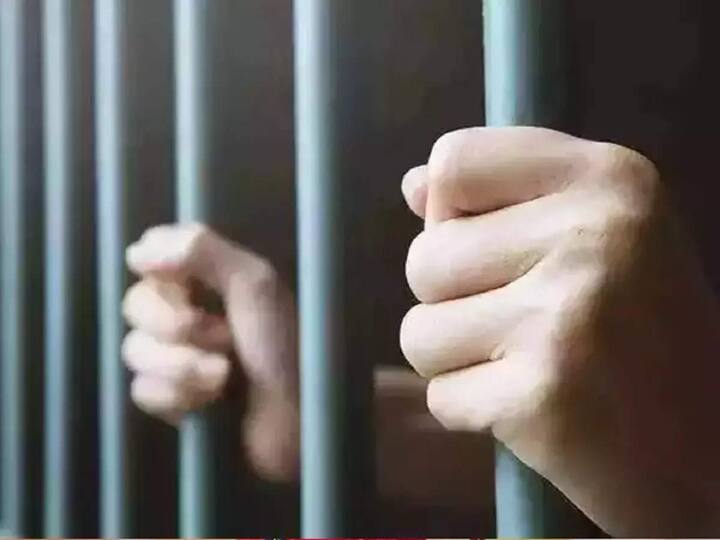 एबॉर्शन :- गूगल पर गर्भपात को लेकर कुछ सर्च करना आपको जेल पहुंचा सकता है. इसके बारे में सर्च करना पूरी तरह से गैरकानूनी है.