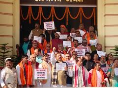 'छपरा में जो लोग मरे हैं उनके परिजन नीतीश पर करें FIR', विधानसभा परिसर में BJP का प्रदर्शन