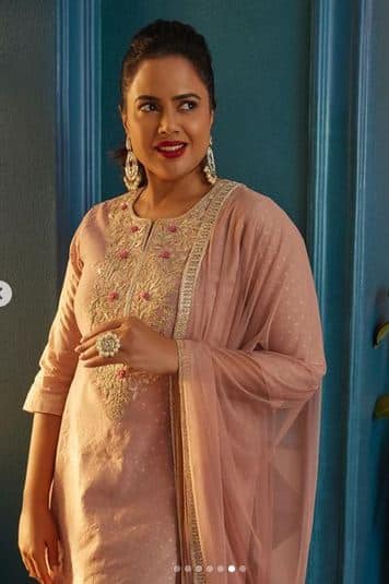 ਸਮੀਰਾ ਰੈੱਡੀ ਦੀ ਮਾਂ ਨਕਸ਼ਤਰ ਇੱਕ ਮਾਈਕਰੋਬਾਇਓਲੋਜਿਸਟ ਸੀ। ਸਮੀਰਾ ਦੀਆਂ ਦੋ ਵੱਡੀਆਂ ਭੈਣਾਂ ਹਨ ਅਤੇ ਦੋਵਾਂ ਨੇ ਗਲੈਮਰ ਇੰਡਸਟਰੀ 'ਚ ਆਪਣੀ ਪਛਾਣ ਬਣਾਈ ਹੈ।