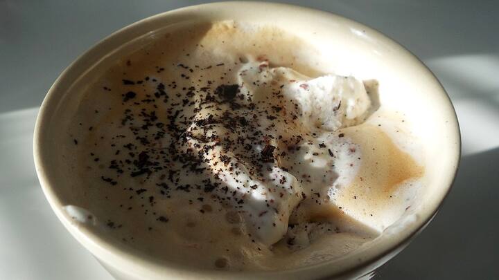 மேலும் மூன்று ஐஸ் கட்டிகளை சேர்த்து நன்றாக அரைக்க வேண்டும்.