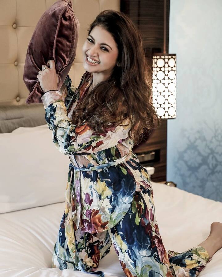 इस तस्वीर में नाइट सूट पहने पिलो फाइट करते हुई भाग्यश्री काफी ज्यादा क्यूट लग रही हैं. उनकी स्माइल आज भी फैंस के दिलों पर छुरियां तलाती हैं.