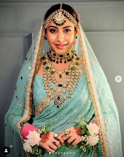 ਵਿਆਹ ਦੀ ਪੋਸ਼ਾਕ ਪਾ ਕੇ ਦੁਲਹਨ ਬਣੀ ਸੁਰਭੀ ਚੰਦਨਾ