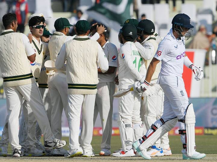 PAK vs ENG Big blow for pakistan before multan test Naseem Shah ruled out of second test PAK vs ENG: इंग्लंड-पाकिस्तान तिसऱ्या कसोटीपूर्वी पाकिस्तान संघाला मोठा धक्का, स्टार गोलंदाज सामन्याला मुकणार