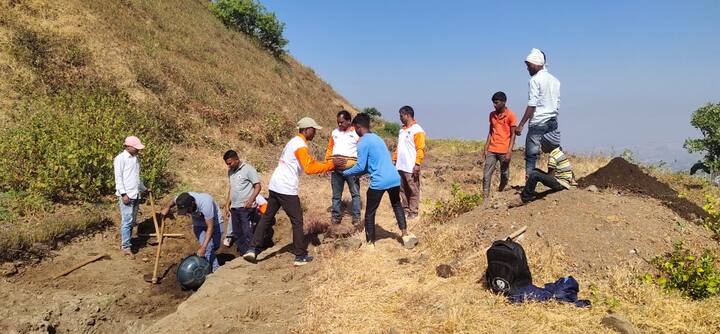 दुपारच्या भोजन प्रहरानंतर थेट बुजलेल्या टाक्यातून साडेचार फूट गाळ काढला. स्वखर्चाने अविरतपणे चाललेल्या श्रमातून हे कामकाज केले.