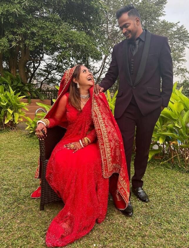 নিজের সোশ্যাল মিডিয়া হ্যান্ডলে স্বামীর সঙ্গে ছবি পোস্ট করেন দেবলীনা। সঙ্গে লিখেছেন বেশ কিছু কথা।