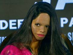 एसिड अटैक पीड़िता से अस्पताल मिलने पहुंचीं एक्टिविस्ट लक्ष्मी अग्रवाल, कहा- हर संभव सहायता करूंगी