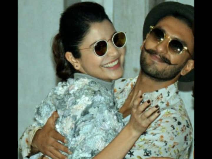 रणवीर सिंह और अनुष्का शर्मा सीक्रेटली एक-दूसरे को डेट कर चुके हैं. रणवीर से ब्रेकअप के बाद अनुष्का उनके साथ 'दिल धड़कने दो' में नजर आई थीं.