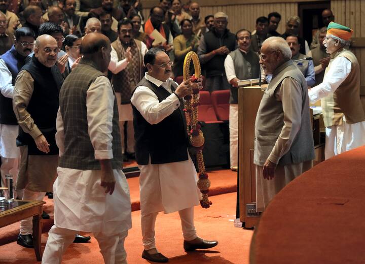 যদিও হিমাচলে হারাতে হয়েছে মসনদ। যদিও হিমাচলের বিধানসভা ভোটের ট্রেন্ড অনুযায়ী পরপর ২ বার এক দল ক্ষমতায় আসতে পারে না। আগেরবার হিমাচলে মসনদে ছিল বিজেপি। এবার এল কংগ্রেস। যদিও ভোট শতাংশে খুব বেশি পার্থক্য নেই। সব ছবি: PTI