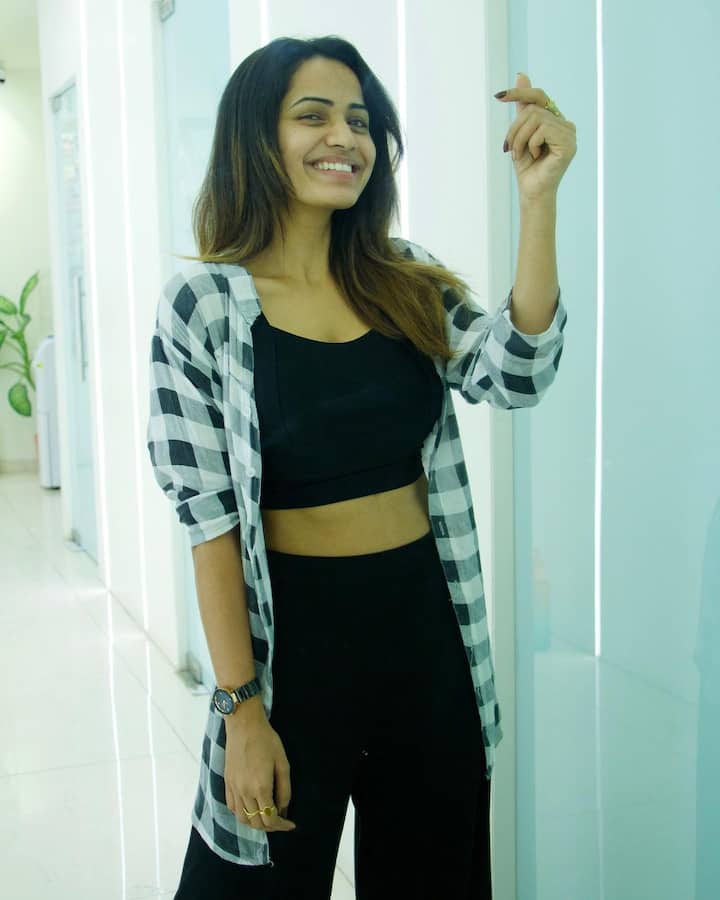 సోషల్ మీడియాలో యాక్టివ్ గా ఉండే శోభాశెట్టి ఎప్పటికప్పుడు లేటెస్ట్ ఫొటోస్ షేర్ చేస్తుంటుంది. మేకప్ లేకుండా తీసుకున్న పిక్స్ రీసెంట్ గా షేర్ చేసింది. వితౌట్ మేకప్ కూడా డాక్టరమ్మ అదిరిందంటున్నారు శోభా అభిమానులు