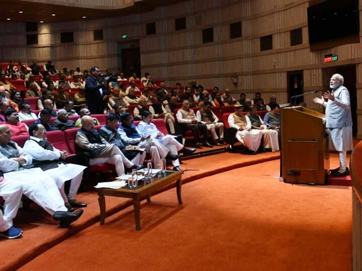 Parliamentary Party Meet: भारतीय जनता पार्टी (बीजेपी) की संसदीय दल की बुधवार को बैठक हुई. इस बैठक में गुजरात की ऐतिहासिक जीत के लिए प्रधानमंत्री नरेंद्र मोदी का भव्य स्वागत किया गया.