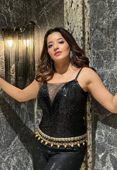 In Pics: 'इट्स टाईम टू रॉक' म्हणत मोनालिसाचा जाळ अन् धूर संगटच...