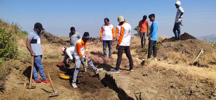 त्यानंतर किल्ल्याच्या पूर्वेस बुजलेल्या भग्न वाड्याचे अस्ताव्यस्त दगड चौरस आकारात भिंतीवर रचत वाडा झुडुपमुक्त केला. चारही बाजूने मातीचा भराव टाकून त्याच्या भग्न भिंती वाचवल्या.