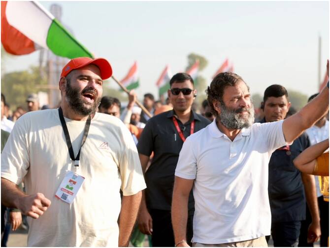 Bharat Jodo Yatra Comedian Kunal Kamra Join Rahul Gandhi In Bharat Jodo  Yatra In Rajasthan | Bharat Jodo Yatra: कॉमेडियन कुणाल कामरा भारत जोड़ो  यात्रा में हुए शामिल, राहुल गांधी संग की