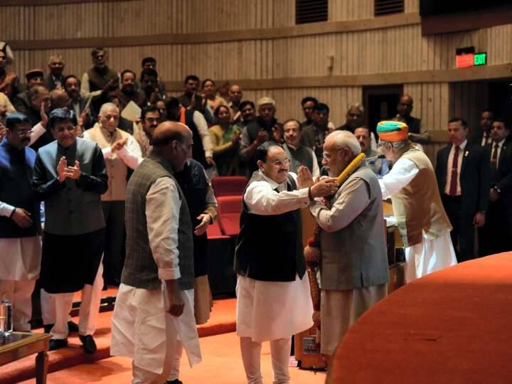 संसद भवन परिसर स्थित संसदीय सौंध में हुई इस बैठक में प्रधानमंत्री के पहुंचते ही जोरदार तालियों से उनका स्वागत किया गया. इसके बाद बीजेपी अध्यक्ष नड्डा ने माला पहनाकर उनका स्वागत किया.