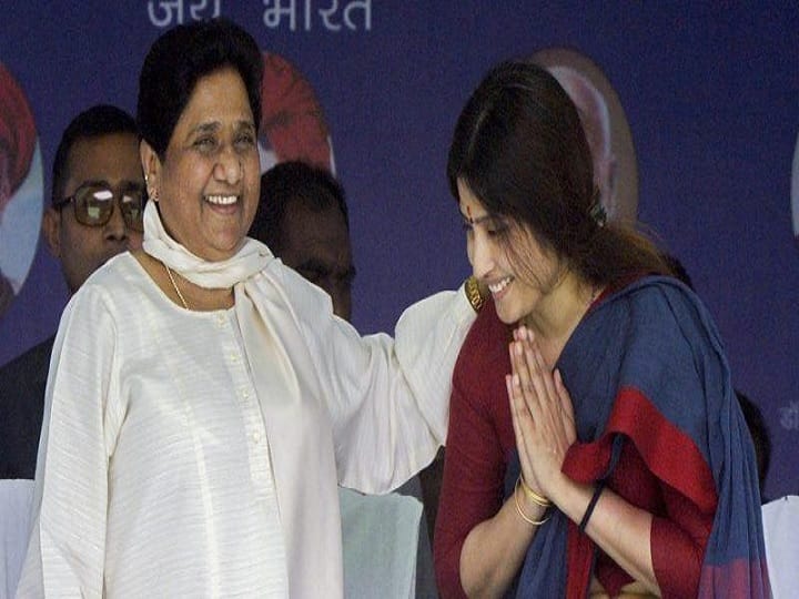 Trending News: Not only Sonia, Dimple Yadav also came in headlines for touching Mayawati’s feet, know the whole story