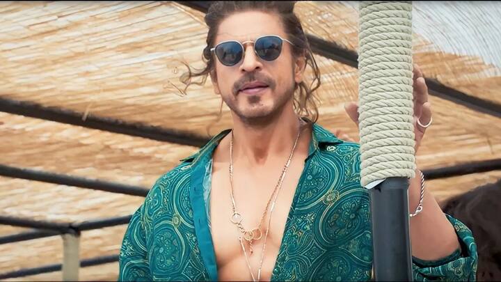 शाहरुख खान चार साल बाद फिल्म ‘पठान’ के जरिए बड़ पर्दे पर वापसी करने जा रहे हैं. ऐसे में एक्टर फिल्म की सफलता के लिए कभी मस्जिद तो कभी मंदिर में माथा टेकते हुए नजर आए है. लेकिन जब उनके बच्चे उनसे अपने धर्म के बारे में पूछते हैं तो एक्टर उनसे कहते हैं कि आप सबसे पहले एक भारतीय है.