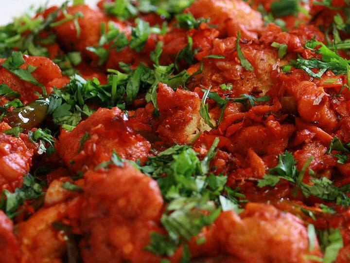 इस स्नैक रेसिपी को एक बार घर पर जरूर ट्राई करें. सबसे पहले चिकन को धोकर साफ कर लें, पानी निकाल लें. फिर उसमें कटी हुई हरी मिर्च, अदरक और लहसुन डालें. फिर इसमें मक्के का आटा, मैदा, नमक, काली मिर्च कॉर्न, फूड कलर डालकर अच्छी तरह मिला लें. हरी मिर्च, दही, लहसुन, अदरक, करी पत्ते का पेस्ट बनाकर उससे उसका छेंका लगाए. यह स्टार्टर सर्दियों में खाने में काफी अच्छा लगने वाला है. आप इसे बियर के साथ भी खा सकते हैं.