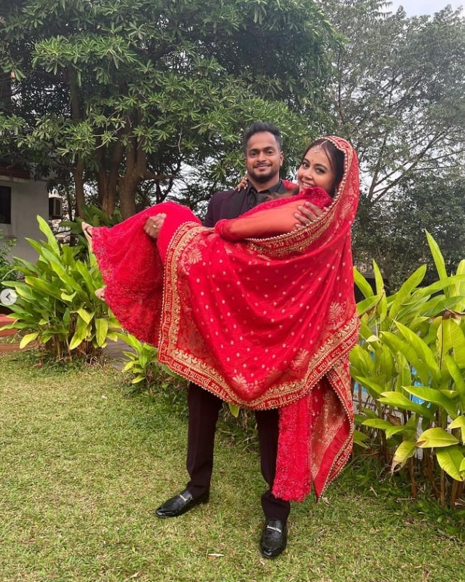 কারণ, বেশ কিছুদিন আগেই অভিনেতা বিশাল সিংহের সঙ্গে তাঁর বাগদানের খবর ভাইরাল হয়ে যায়। শোনা যায়, তাঁরা শীঘ্রই বিবাহবন্ধনে আবদ্ধ হবেন।