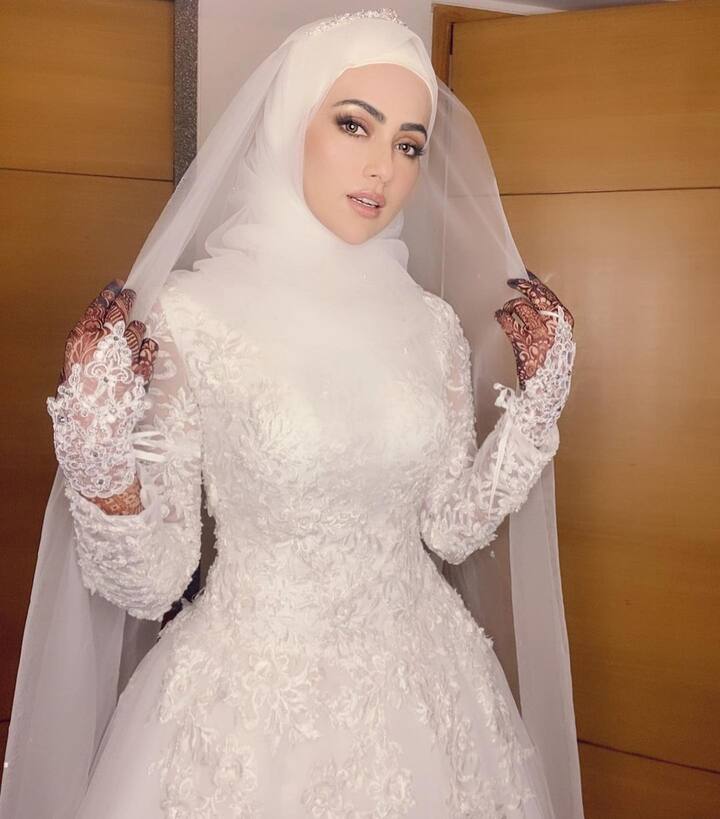 2020 में सना खान ने जब सोशल मीडिया पर पोस्ट शेयर जानकारी दी कि वो फिल्म इंडस्ट्री छोड़ रही हैं और अब हिजाब पहनेंगी तो ये काफी शॉकिंग था.