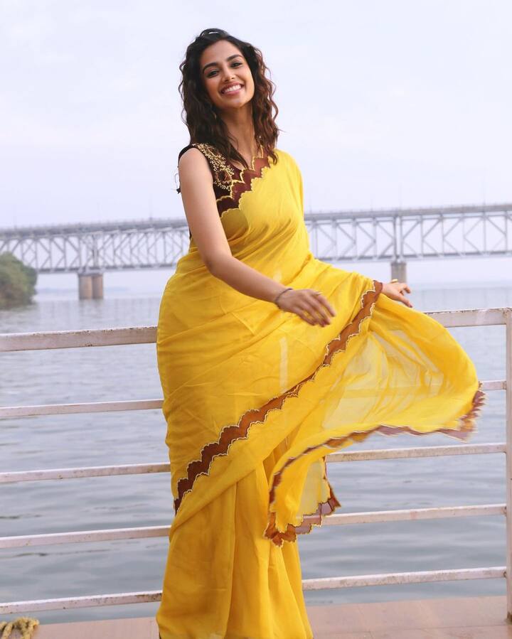 మీనాక్షి చౌదరి అందమైన ఫోటోలు. Image Credit: Meenakshi Chaudhary/Instagram