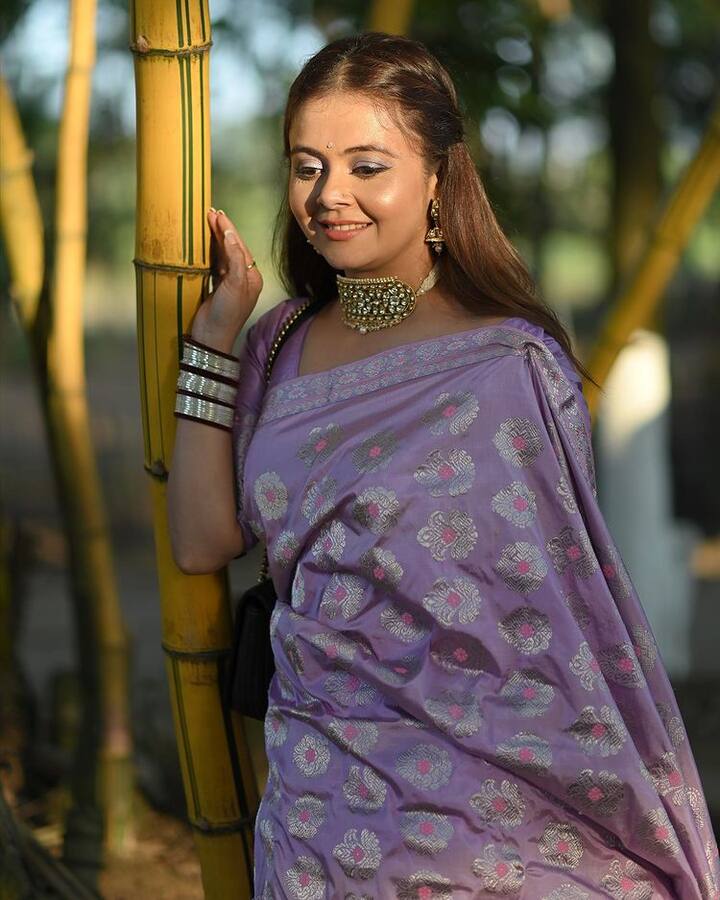 જ્યારે આ પહેલા વિશાલ સિંહ સાથે તેની એક તસવીર સામે આવી હતી. જેમાં તે પહેલીવાર દુલ્હન તરીકે જોવા મળી હતી.