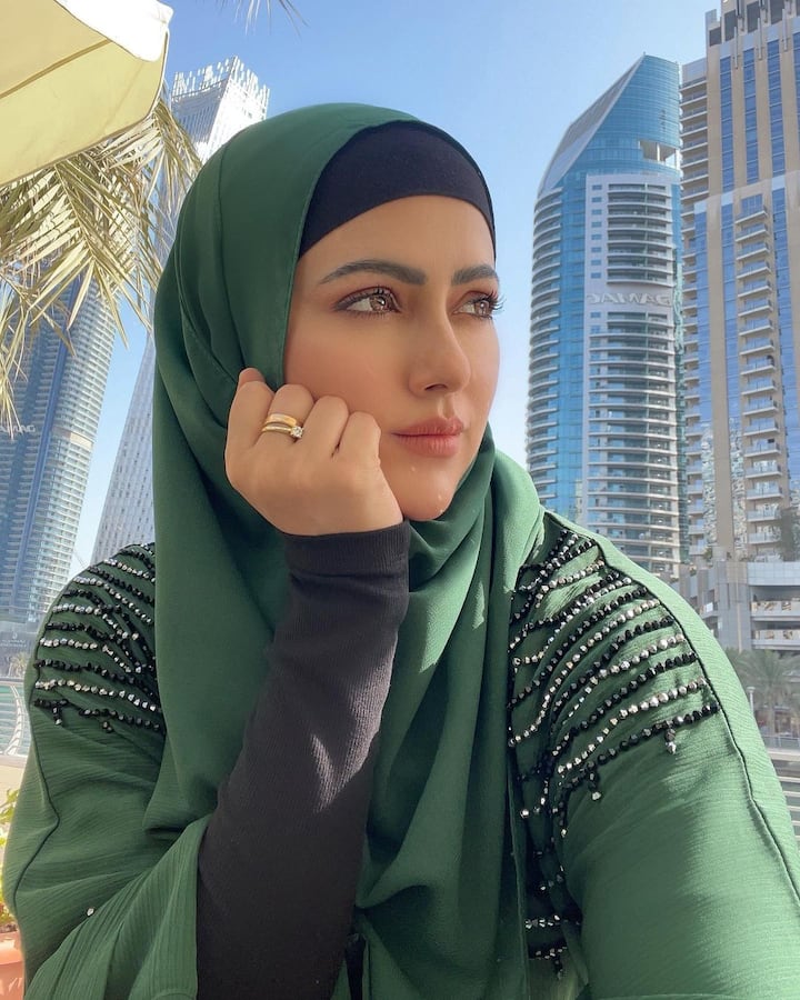 सना ने एक रात बहुत ही खूबूसरत संदेश पढ़ा जिसमें लिखा था कि आप ये कभी नहीं चाहेंगे कि हिजाब पहनने का आपका पहला दिन आपका आखिरी दिन हो. सना को भीतर तक इस बात ने छुआ और वो रोने लग गईं.