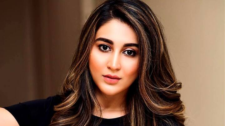 জিফাইভের (Zee Five) ওয়েব প্ল্যাটফর্মে মুক্তি পাবে এই ছবি। এই ছবির হাত ধরে ওয়েব সিরিজে ঐন্দ্রিলার ডেবিউ হচ্ছে।