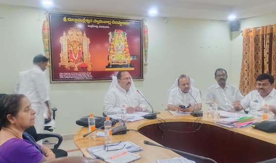 ఏపీలో అన్ని దేవాలయాల్లో ఆన్లైన్ సేవలకు ప్రభుత్వం నిర్ణయం: మంత్రి కొట్టు సత్యనారాయణ ఏపీలో అన్ని దేవాలయాల్లో ఆన్లైన్ సేవలకు ప్రభుత్వం నిర్ణయం: మంత్రి కొట్టు సత్యనారాయణ