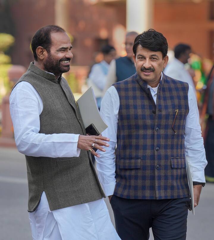 সংসদীয় দলের বৈঠকে একফাঁকে অভিনেতা-বিজেপির সাংসদ মনোজ তিওয়ারি।