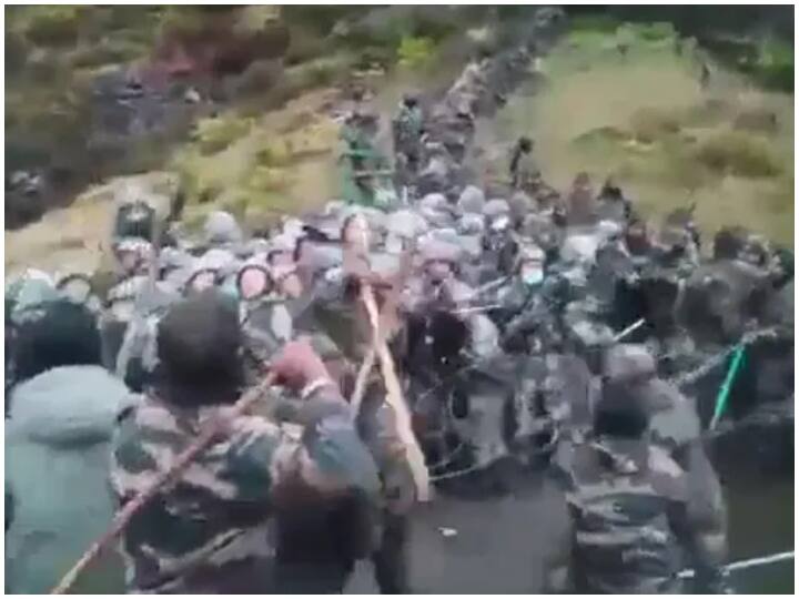 Indian army beating Chinese soldiers with sticks video viral Tawang Clash चीनी सैनिकों को लाठी से पीटते भारतीय फौज का पुराना Video वायरल, यूजर्स ने ली मौज- 'ये है नया भारत, इनसे पंगा मत लेना'