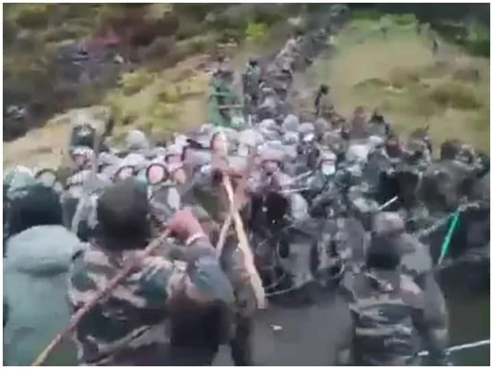 चीनी सैनिकों को लाठी से पीटते भारतीय फौज का पुराना Video वायरल, यूजर्स ने ली मौज- 'ये है नया भारत, इनसे पंगा मत लेना'