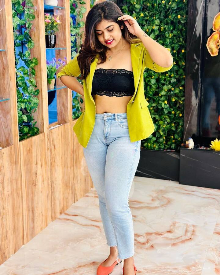 ఇతర టీవీ ప్రోగ్రాంలలోనూ కనిసిస్తుంది.Photo Credit@Rithu Chowdary/Instagram