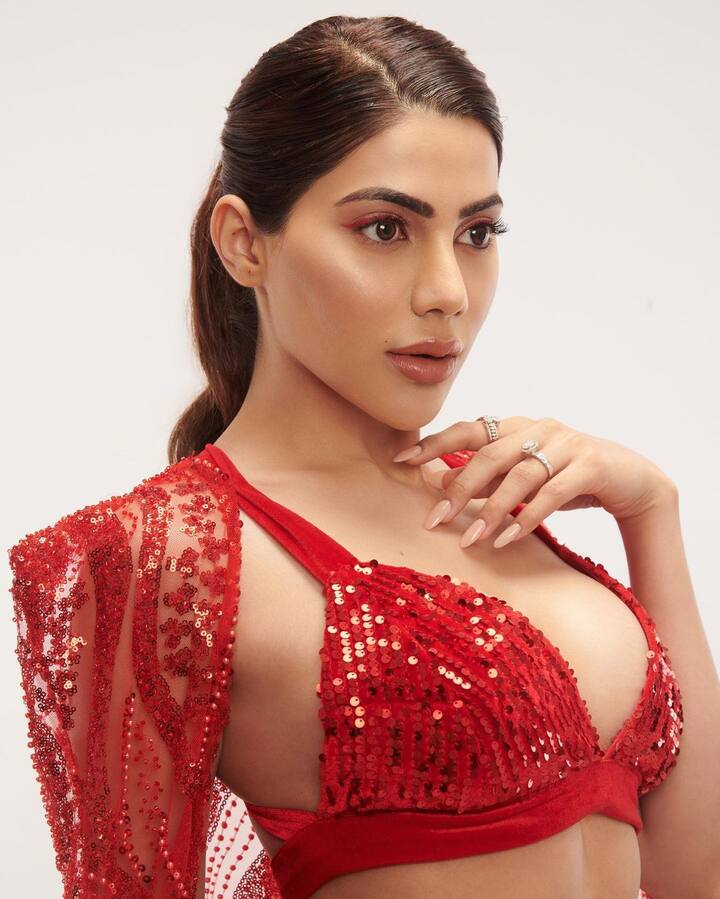 येथे तिने थाई हाय स्लिट स्किन फिट स्कर्ट आणि अत्यंत डीप नेक ब्लाऊज घातला होता. यासोबतच तिने मॅचिंग श्रग देखील घातला आहे.(फोटो सौजन्य :nikki_tamboli/इंस्टाग्राम)