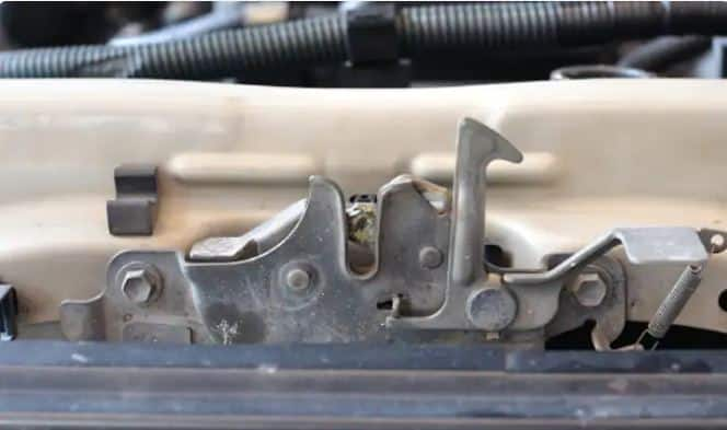 why double lock used in car bonnet car bonnet double lock reason Car Safety Features: ਕੀ ਤੁਸੀਂ ਜਾਣਦੇ ਹੋ ਕਿ ਕਾਰ ਦੇ ਬੋਨਟ ਦਾ ਡਬਲ ਲਾਕ ਕਿਵੇਂ ਬਚਾਉਂਦਾ ਹੈ ਤੁਹਾਡੀ ਜਾਨ, ਕਾਰਨ ਹੈ ਬਹੁਤ ਖਾਸ