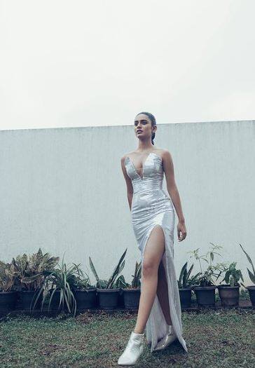 एका व्हिडीओमुळं नॅशनल क्रश झालेली प्रिया वारिअर सोशल मीडियावर सक्रिय असते.