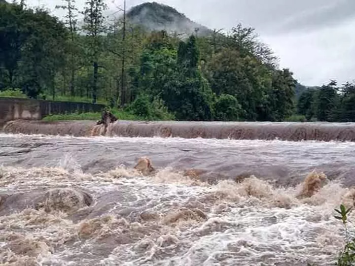 சுருளி அருவியில் வெள்ளப்பெருக்கு -  சுற்றுலா பயணிகளுக்கு தடை