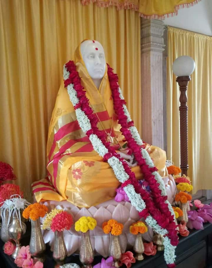 গোপেশ মহারাজ (স্বামী সারদেশানন্দ) শ্রী শ্রী মা'র সঙ্গে দেখা করতে গিয়ে দেখেন তিনি সেখানে নেই। বাড়ির ভিতরে গিয়ে দেখলেন এক অদ্ভূত দৃশ্য। মা ধীর পায়ে পুকুর থেকে তোলা মাছ ধুয়ে রান্না করে সেজো মামির বাড়িতে পৌঁছে দিচ্ছেন। উৎসবের দিন, তিনি অন্তর্পত্নী তাঁর বিশেষ পথ্যের প্রয়োজন। সে খেয়াল সেদিন কারও নেই। অথচ মা কিন্তু খেয়াল করে সেই কাজটি নিজেই করছেন। সাক্ষাৎ জগদম্বা তিনি মানবরূপে এসেছেন, তিনি যেন সেই মানুষটি। বাড়ির বউ তাঁর ঠাকুরঝির জন্য রান্না করছেন।