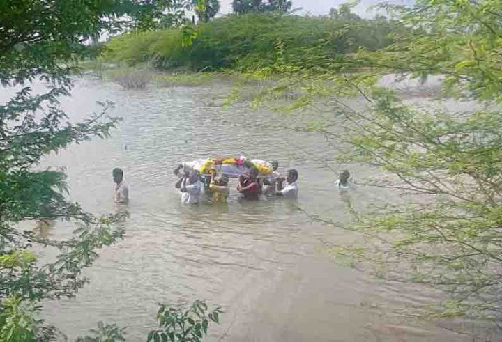 pudukkottai: 40 ஆண்டுகளாக மயானத்திற்கு  பாதை அமைத்துதரக்கோரி போராடும் மக்கள்