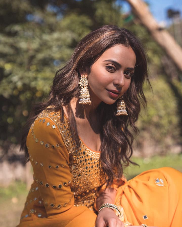 రకుల్ ప్రీత్ సింగ్ పసుపు రంగులో మామిడి పండులా మెరిసిపోతోంది.  -Image credit: Rakul Preet Singh/Instagram