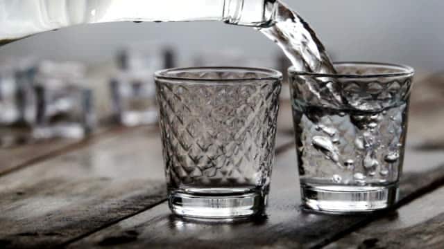 वोदका :- शराब के शौकीन काफी लोग वोदका पीना पसंद करते हैं. वोदका में 40-60% अल्कोहल की मात्रा होती है और यह अलग-अलग फ्लेवर में मिल जाती है. इसे आलू से निकलने वाले स्टार्च को फर्मेंट और डिस्टिल्ड करके तैयार किया जाता है. हालांकि, इसे अनाज और शीरे से भी बनाया जाता है.