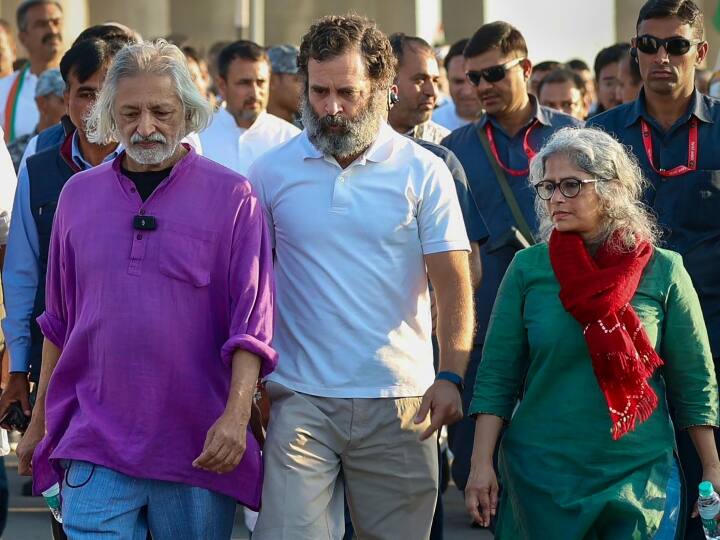 पार्टी के अनुसार यात्रा के शाम के चरण में फिल्मकार आनंद पटवर्धन और शिक्षाविद सीमंतिनी धुरू राहुल गांधी के साथ चलीं.